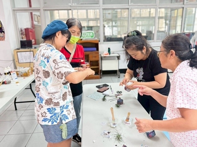 Senior Residents and Volunteers from Xinsheng Community, Zhushan Township Participating in the Decoupage Air Plant Basket DIY Activity